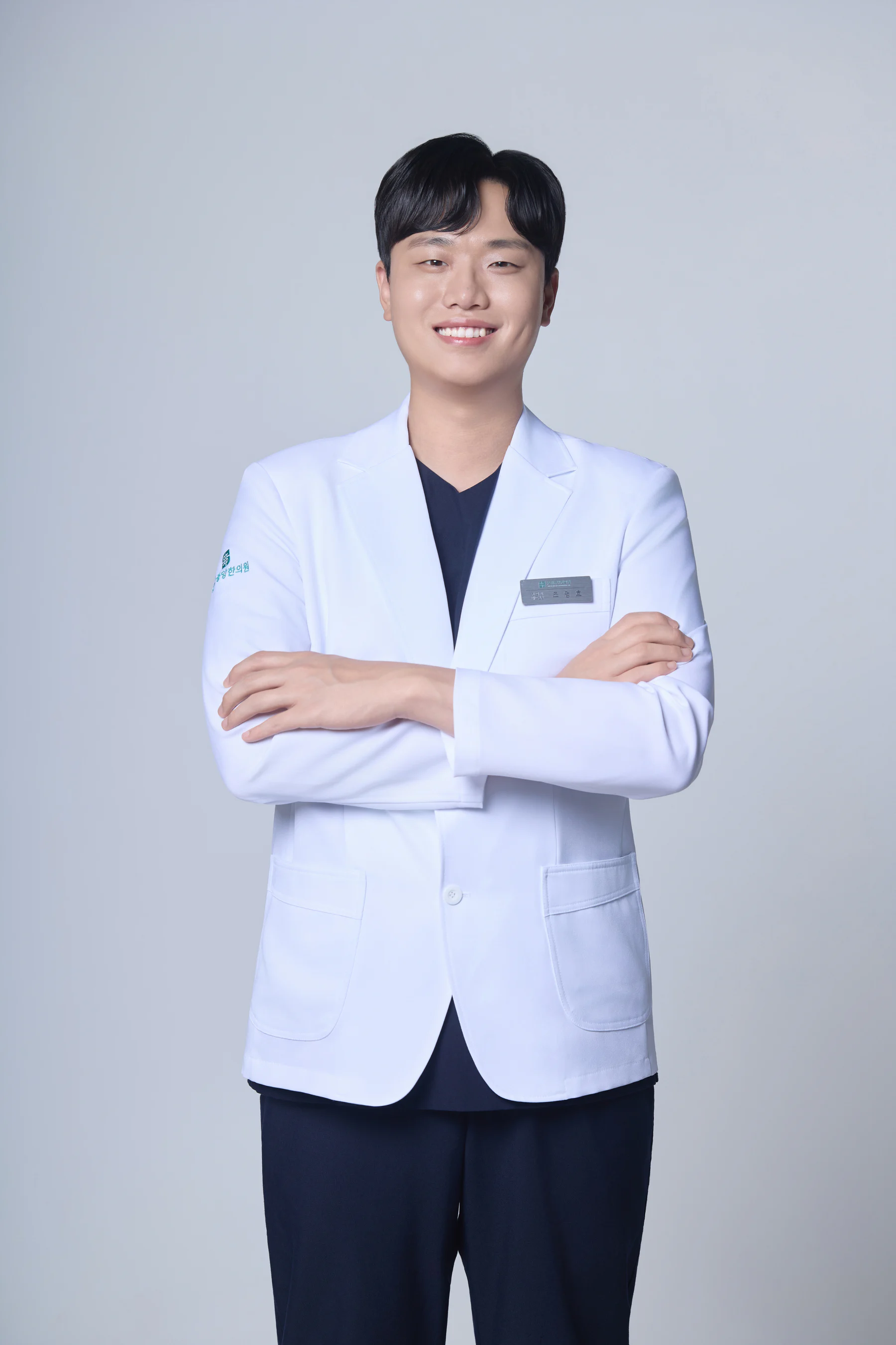 흰 가운을 입고 선 조영호 대표원장