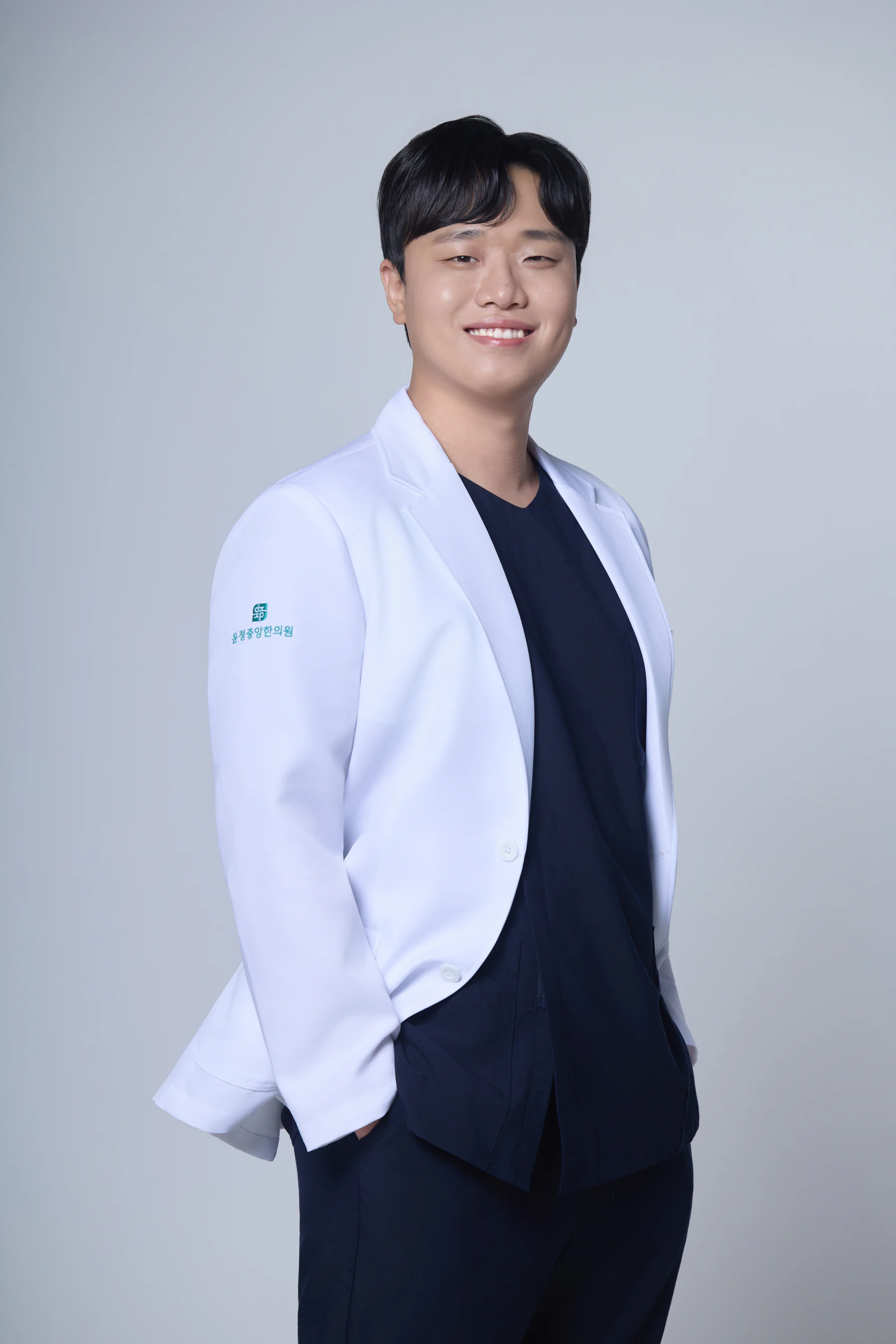 흰 가운을 입은 조영호 대표원장